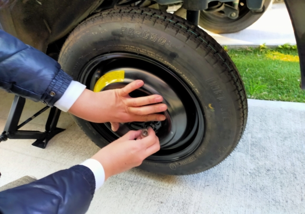 車のタイヤがパンクした時の対処方法は 修理費用や予防策も解説 安心車マガジン 中古車買取 車購入の情報メディア