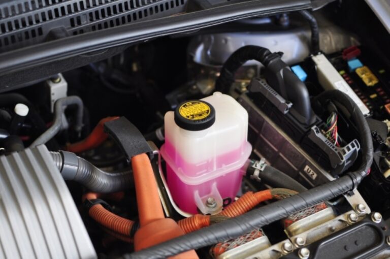 車の冷却水（クーラント）とは？漏れる原因から補充・交 …